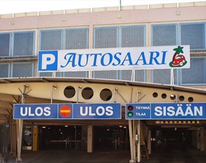 Autosaari pysäköintitalon ulosajo vasemmalla ja sisäänajo oikealla puolella osoitteessa Kauppurienkatu 24.