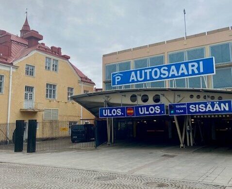 Autosaaren sisään- ja ulosajo.