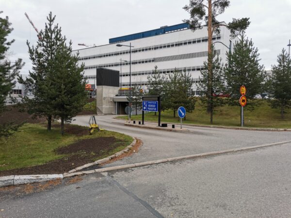 Avohoitotalon pysäköintihalli.